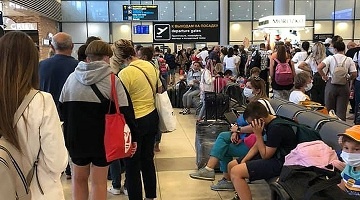 Отсутствие социальной дистанции в аэропорту Анапы